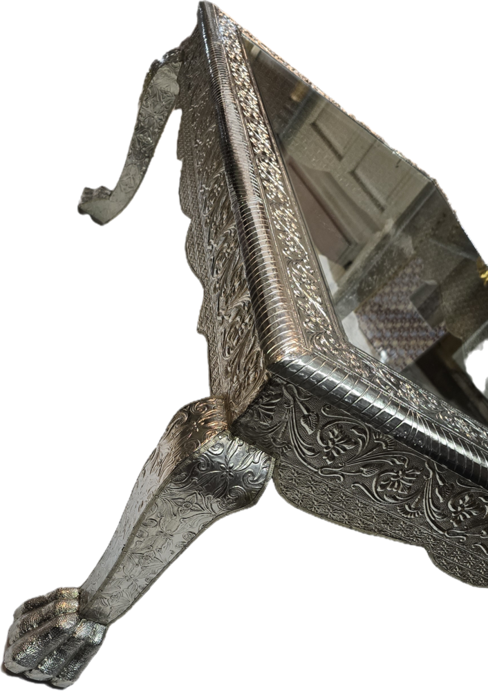 White Metal Table - Color: Silver