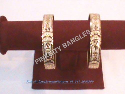 सोना मढ़वाया डिजाइनर चूड़ियाँ