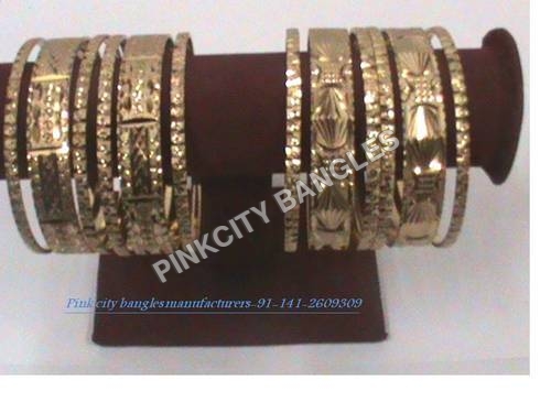 सोना मढ़वाया डिजाइनर चूड़ियाँ