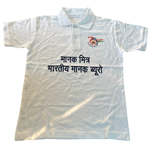 सफेद कॉलर टी-शर्ट