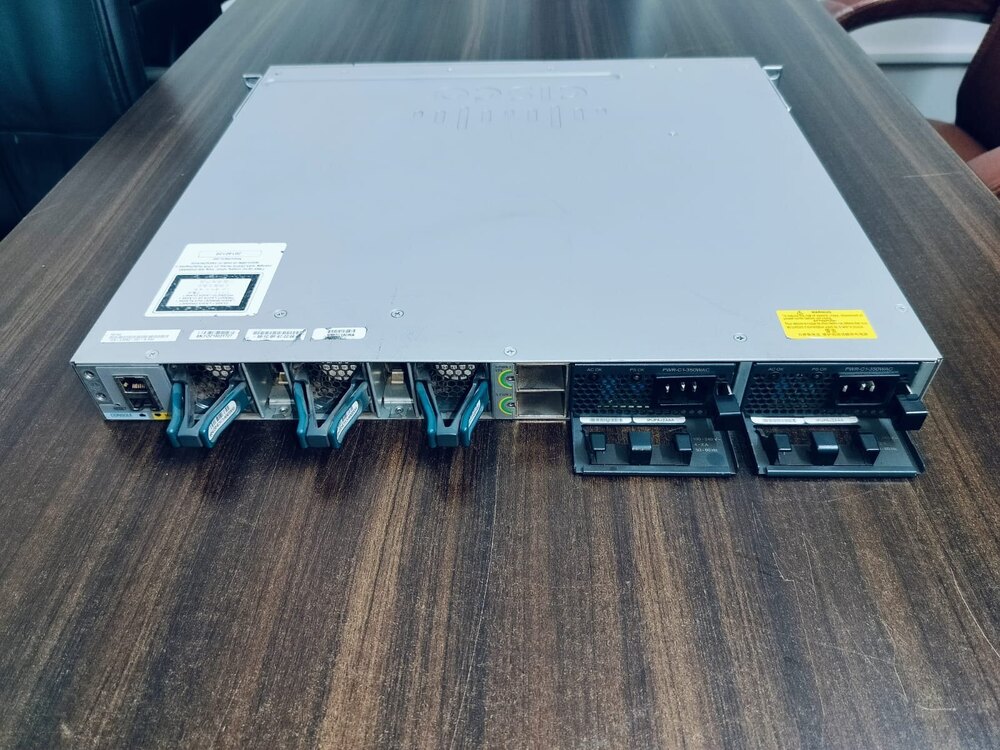 Cisco Switch C3850-24t-s एक उच्च प्रदर्शन वाला स्विच है, जो नेटवर्क की आवश्यकताओं को पूरा करने के लिए डिज़ाइन किया गया है। यह 24 पोर्ट्स के साथ आता है और इसे व्यावसायिक नेटवर्किंग वातावरण के लिए अनुकूलित किया गया है।
