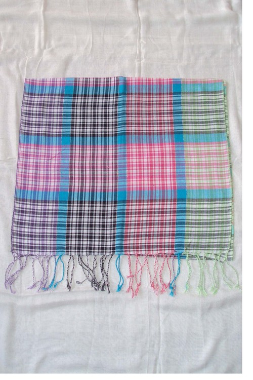 चेकर्ड स्टोल्स