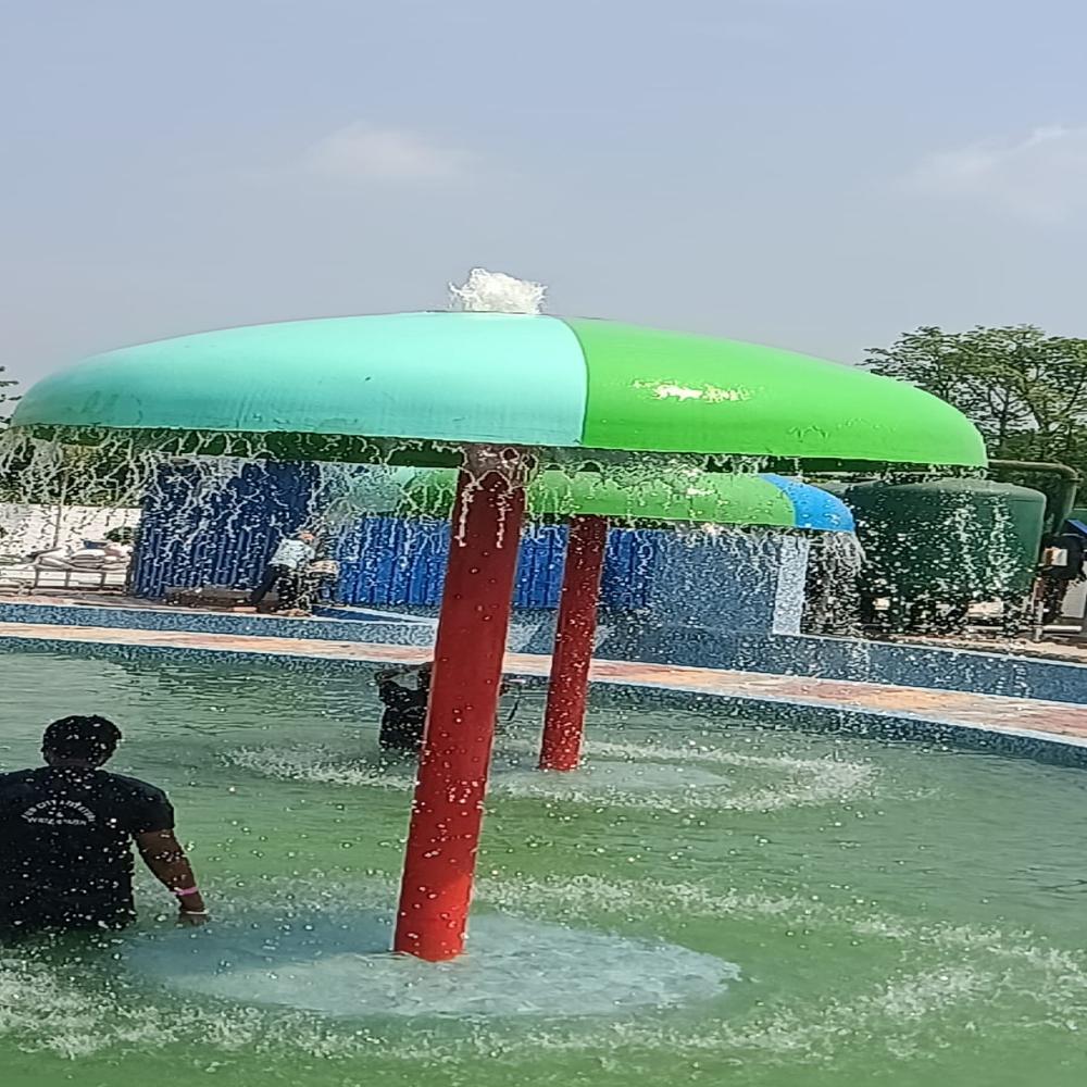 पानी के पार्क का मशरूम छाता