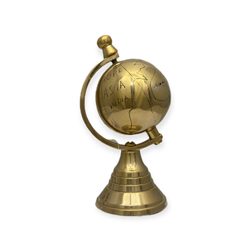 हाथ से खुदा हुआ पीतल का ग्लोब