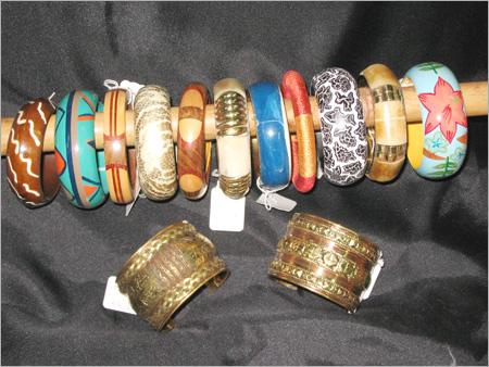 लकड़ी और धातु के कंगन