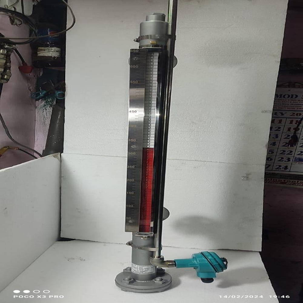 Magnetic Water Level Indicator - Color: Black & White