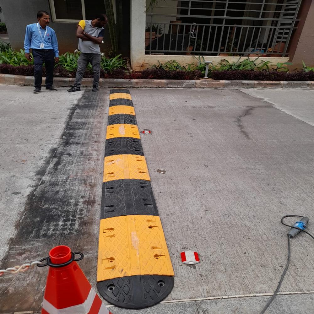 Rubber Speed Bump - Epdm Material, 500 Mm (L) X 350 Mm (W) X 50 Mm (H), Black And Yellow | High Rigid Hardness, Load Capacity 20 Tons, Modern Style