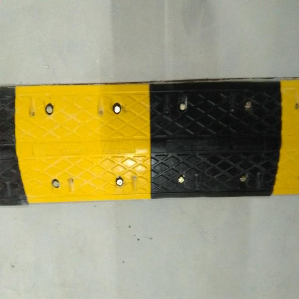 Rubber Speed Bump - Epdm Material, 500 Mm (L) X 350 Mm (W) X 50 Mm (H), Black And Yellow | High Rigid Hardness, Load Capacity 20 Tons, Modern Style