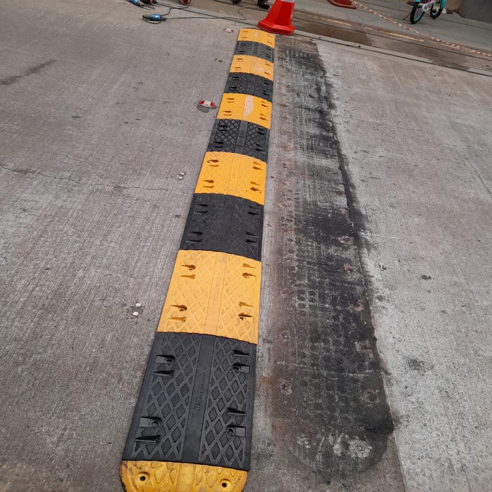 Rubber Speed Bump - Epdm Material, 500 Mm (L) X 350 Mm (W) X 50 Mm (H), Black And Yellow | High Rigid Hardness, Load Capacity 20 Tons, Modern Style