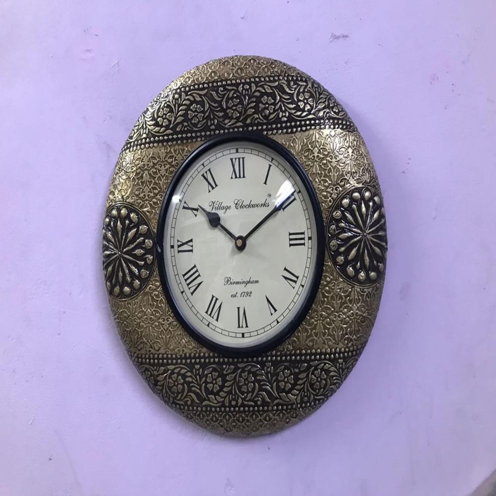 White Metal Wall Clock - Color: Multicolor