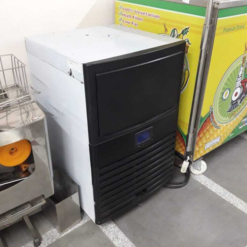 Automatic Ice Cube Machine - Color: White & Black