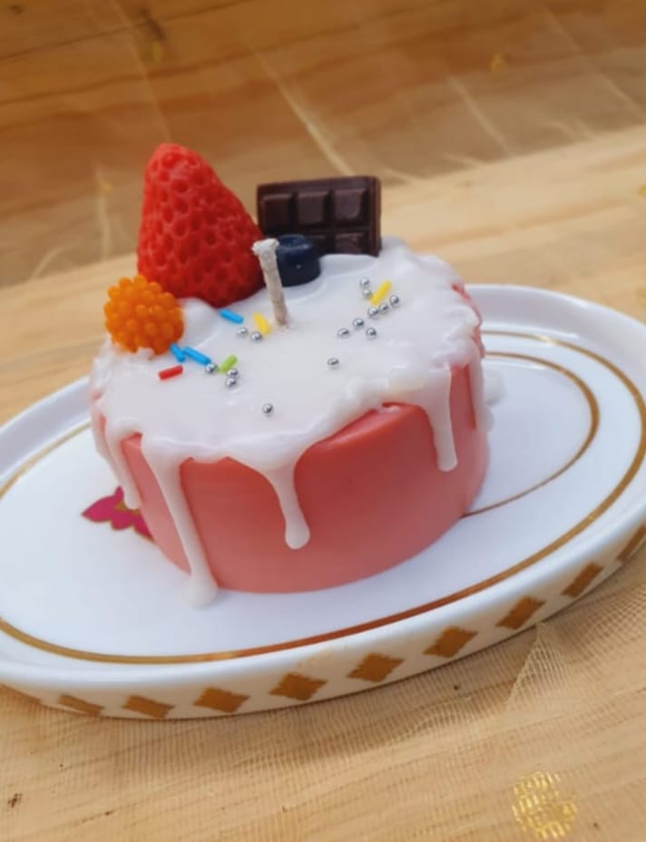 Cake Candle - Burning Time: 16 Hours