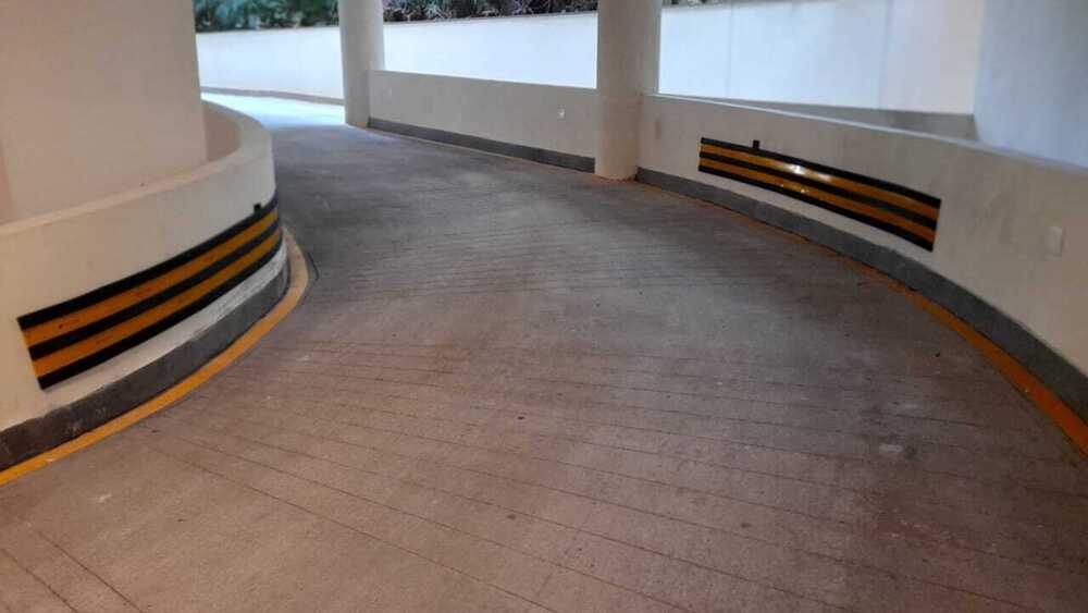 Rubber Wall Guard With Arrow Stickers - Color: Yellow