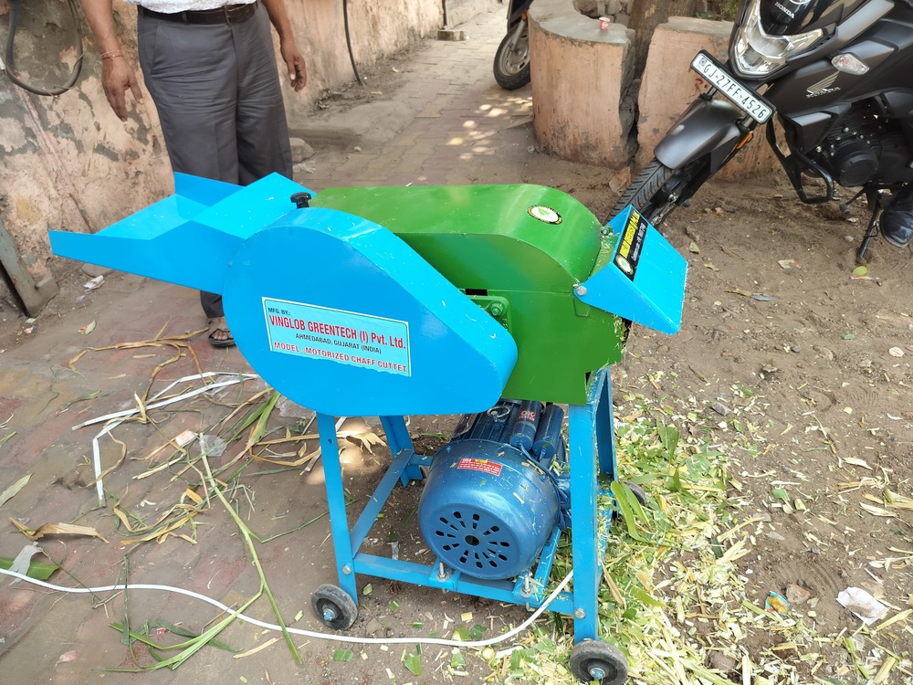 Chaff Cutter - Iron Body, 2 Hp Power, 55 Kg Weight | Capacity: 200-400 Kg/hr, 4 Carbon Steel Blades, Semi-automatic, Electric Start