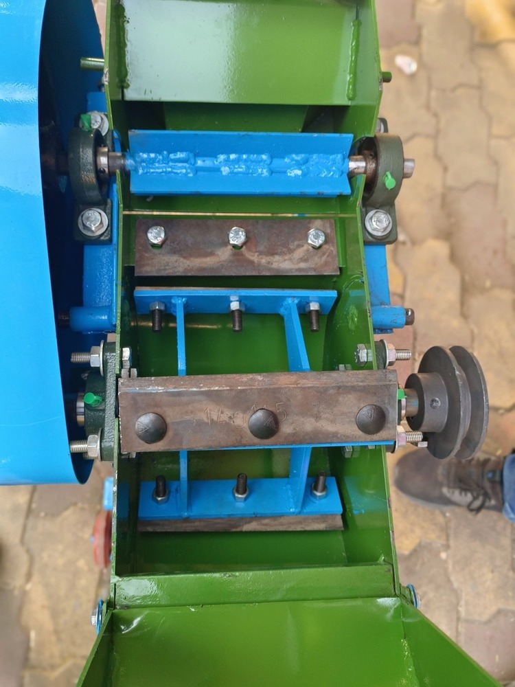 Chaff Cutter - Iron Body, 2 Hp Power, 55 Kg Weight | Capacity: 200-400 Kg/hr, 4 Carbon Steel Blades, Semi-automatic, Electric Start