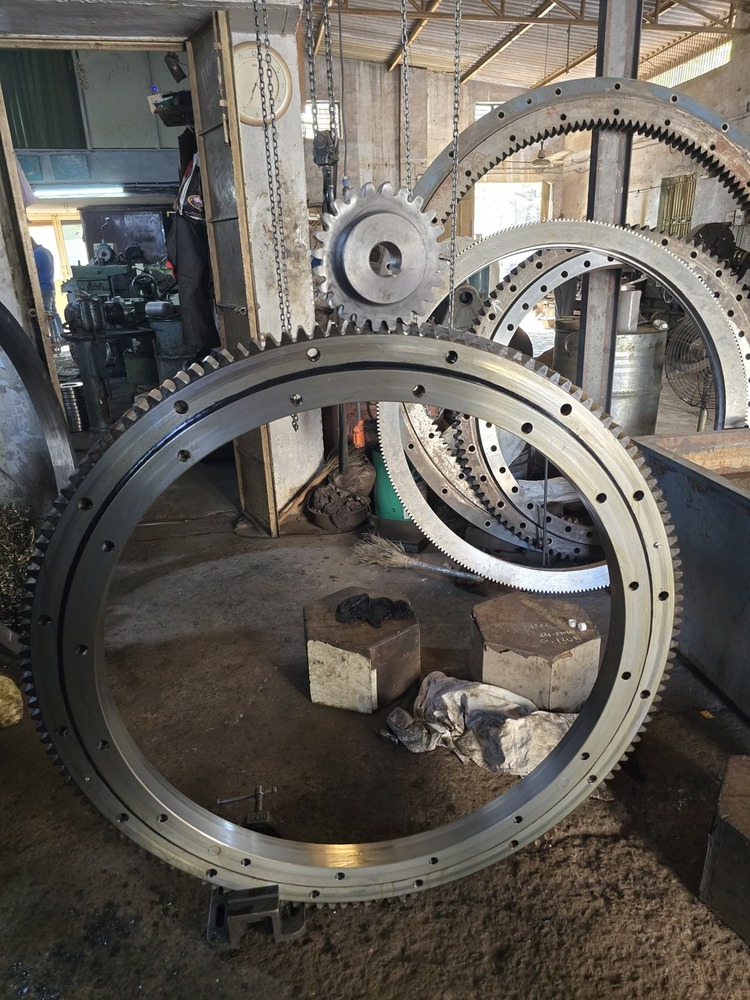 Slew Ring Bearing - Color: Silver
