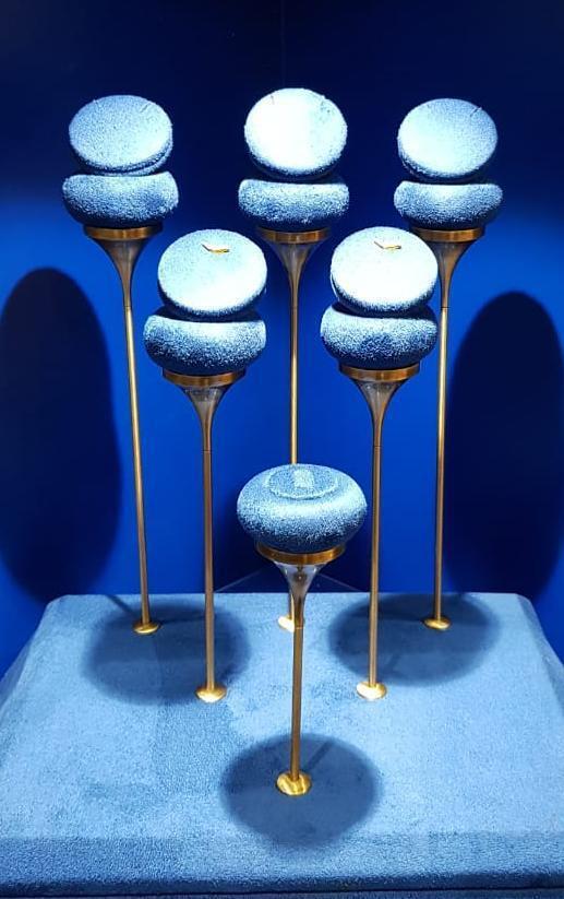 Jewellery show window display