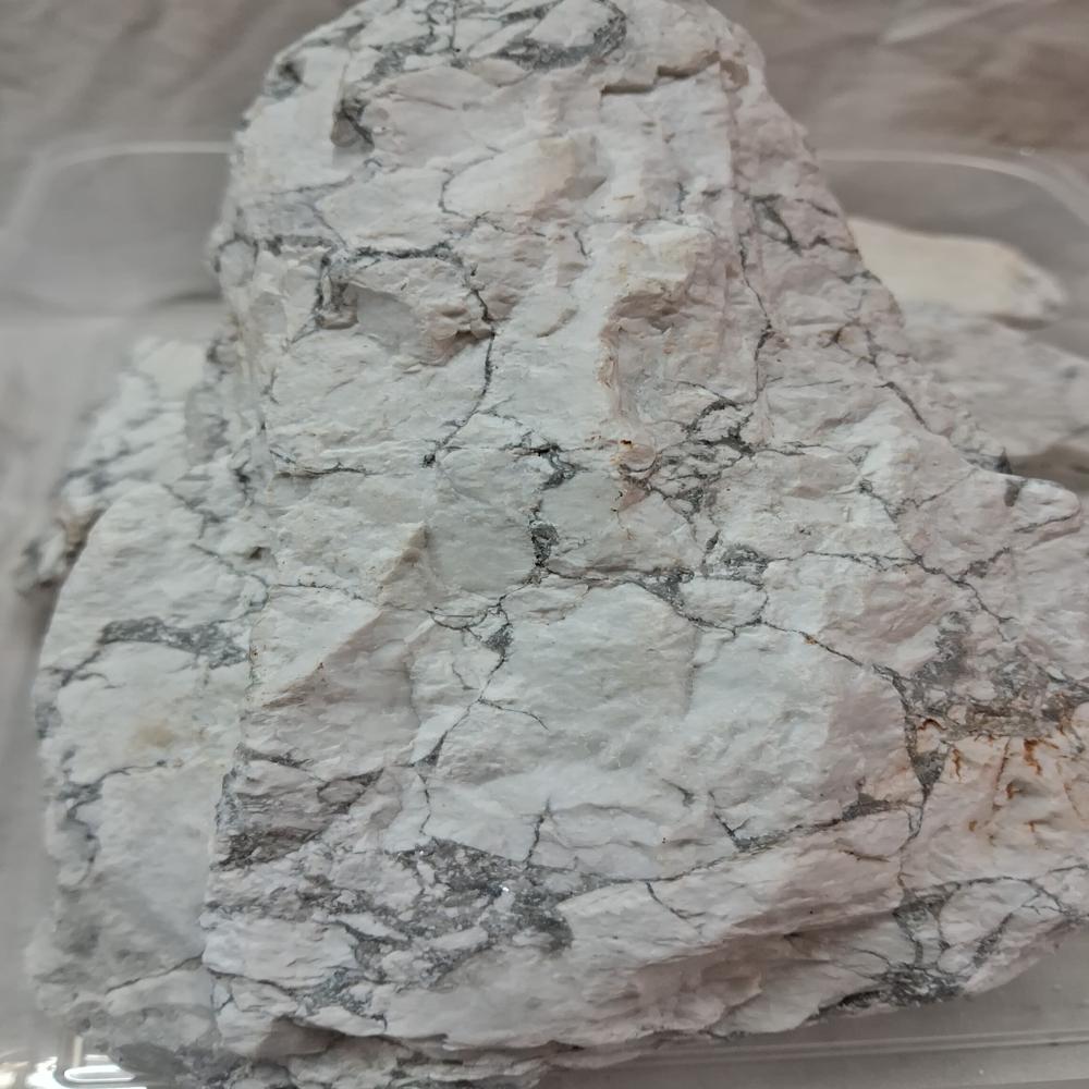 Howlite Rough Stone - Color: Grey