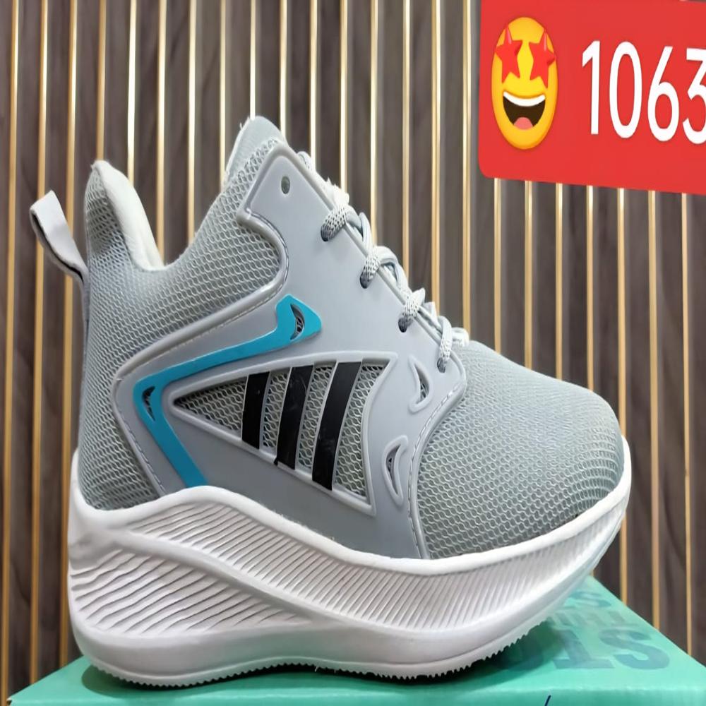 SPORTS SHOES