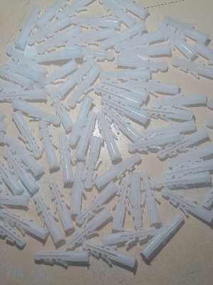 Wall plug gitti
