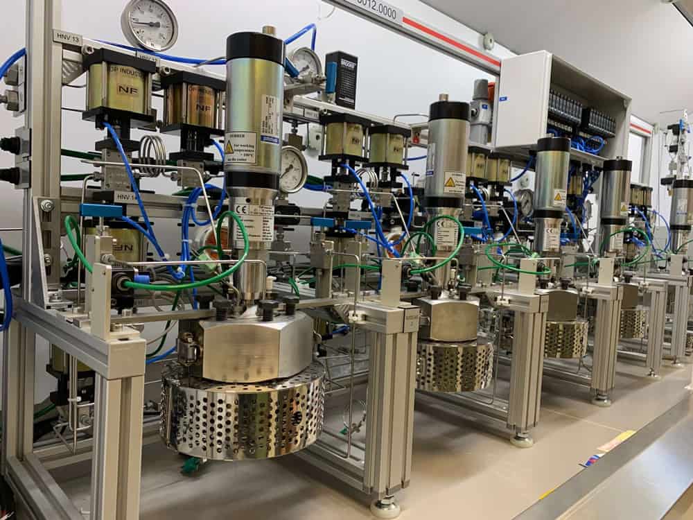 Batch reactors with bolted yoke or clamp and screw