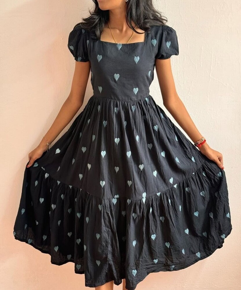 काला प्रिंटेड फ्रॉक