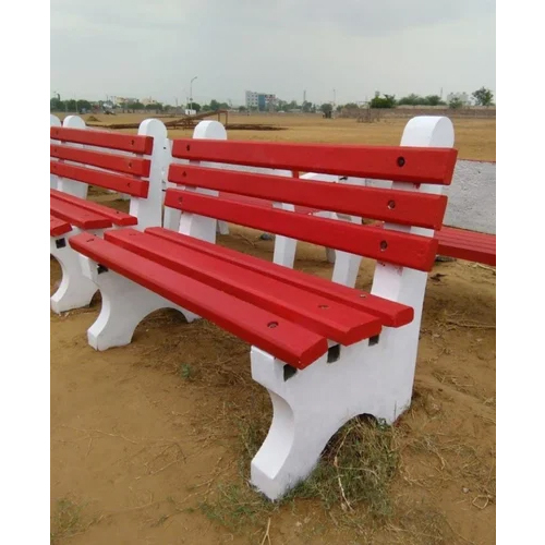 लाल आरसीसी बाग़ की बेंच