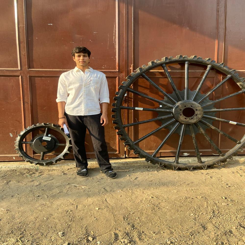 Narrow Tractor Wheel - Color: Black