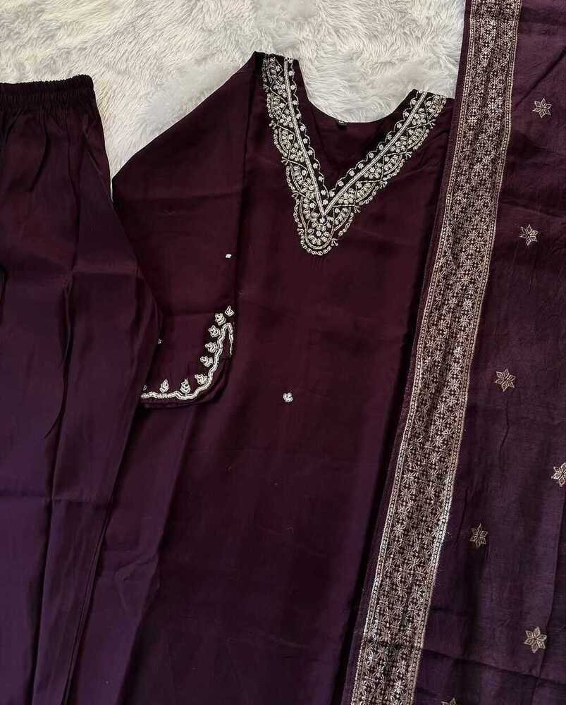 Lucknowi Kurta Pant & Dupatta Set - Neck Style: V-neck