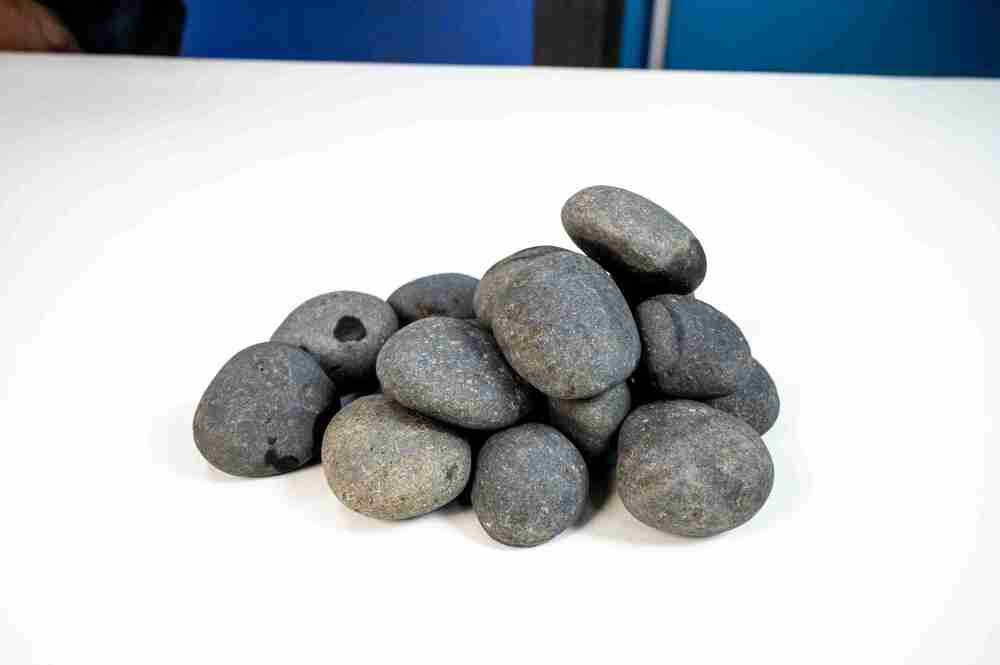 Black Pebbles - Basalt/granite, 1-5cm, Glossy Black | Smooth Texture, High Durability, Ideal For Landscaping, Aquariums, Interiors