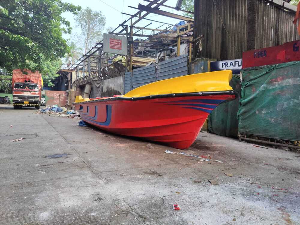 Frp 10 Seater Motor Boat - Capacity: 150 Ltr