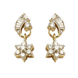 उचित मूल्य पर छोटे फूल के आकार की हीरे की बाली