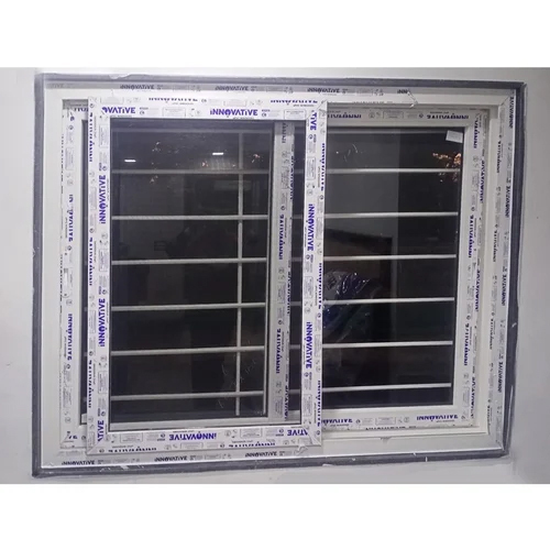 तीन ट्रैक वाली स्लाइडिंग UPVC खिड़की