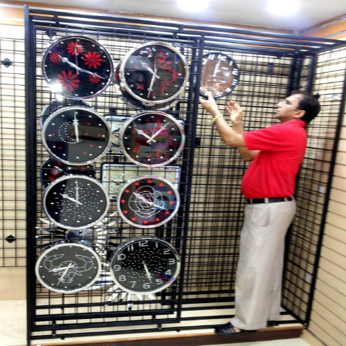 Decorations items hanging display sliding unit