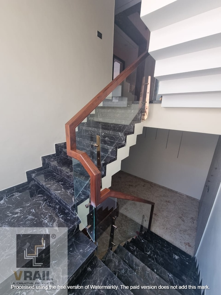 Weatherproof Aluminium Glass Railing Durable Aluminium Glass Railing Aluminium Glass Railing with UV Protection Aluminium Glass Railing with Frosted Glass Aluminium Railing with Laminated Glass