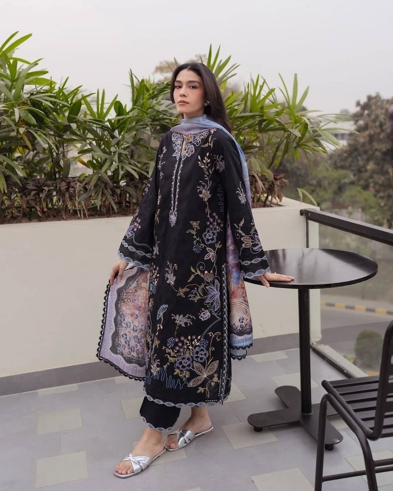 Embroidered Georgette Pakistani Suit - Neck Style: V-neck