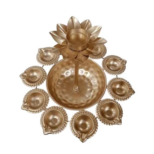 धातु का सोने की परत वाला उरली दीपक और टी-लाइट होल्डर स्टैंड के साथ