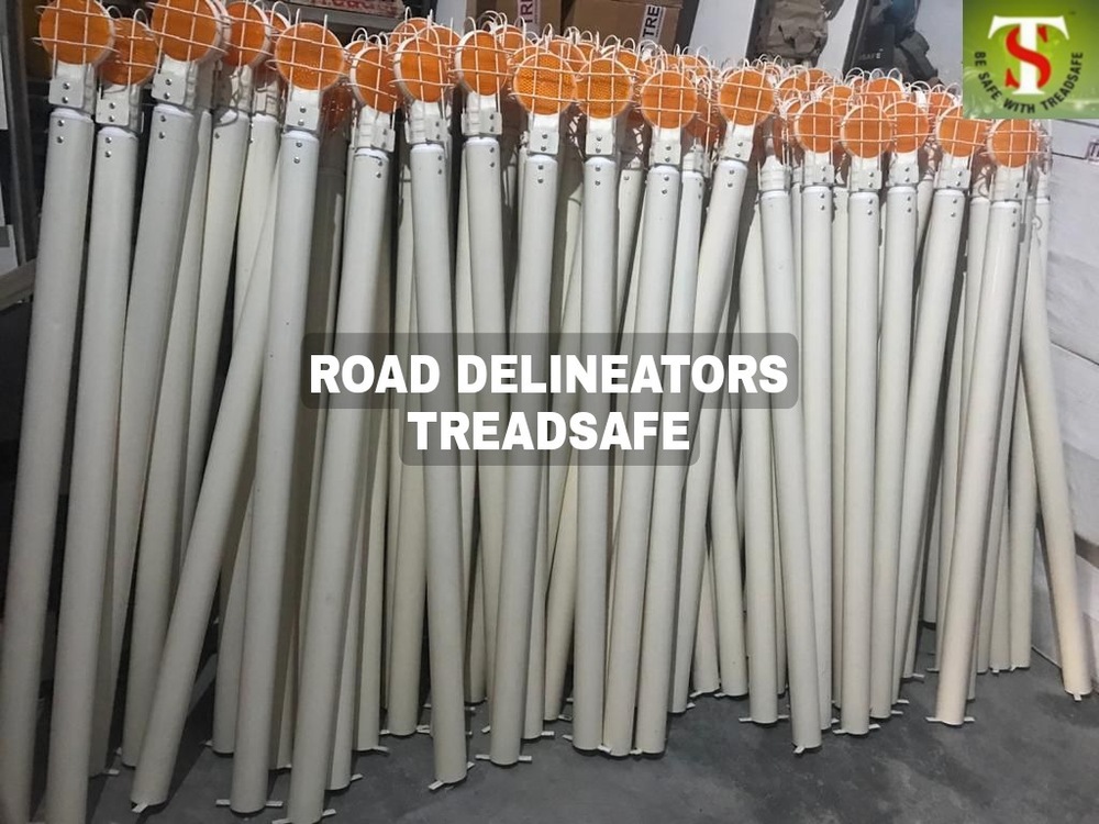 Solar road delineator