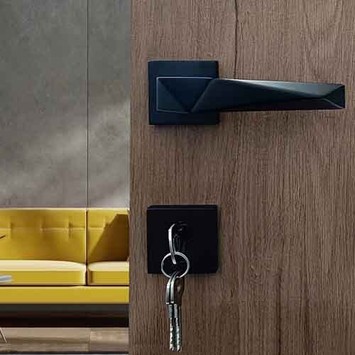 Sm-01-01-03 Yale Sm Series Mortise Lock Comboset With Rose And Escutcheons Cylinder With Knob Inside And Keys Outside Black Finish - Finish: Polished
