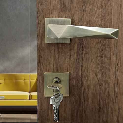 Sm-01-01-02 Yale Sm Series Mortise Lock Comboset With Rose And Escutcheons Cylinder With Knob Inside And Keys Outside Ab Finish - Color: S