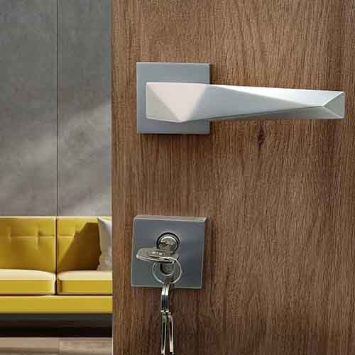 Sm-01-01-01 Yale Sm Series Mortise Lock Comboset With Rose And Escutcheons Cylinder With Knob Inside And Keys Outside Ss Finish - Color: Sliver