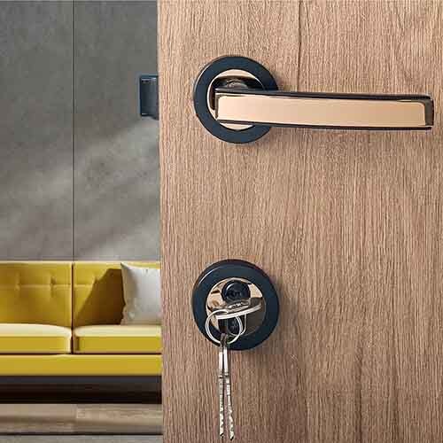 Sm-04-01-03 Yale Sm Series Mortise Lock Comboset Cylinder With Knob Inside And Keys Outside Black And Rose Gold Dual Finish - Color: Brown