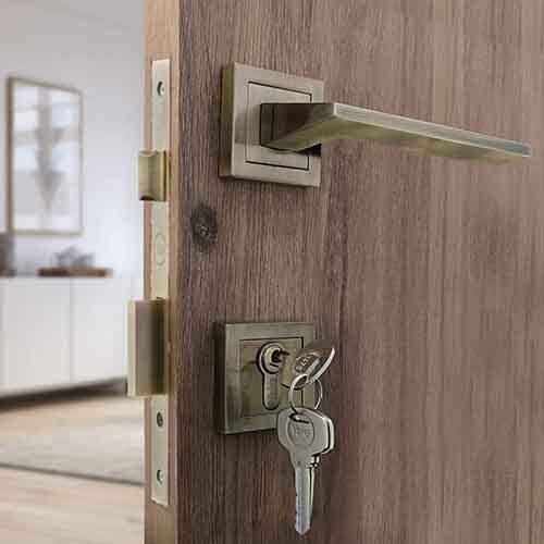 Sm-03-01-02 Yale Sm Series Mortise Lock Comboset Cylinder With Knob Inside And Keys Outside Antique Brass Finish - Color: Sliver