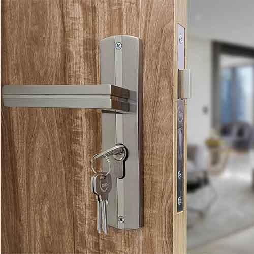 Sm-02-02-01 Yale Sm Series Mortise Lock Comboset With Backplated Handle Cylinder With Knob Inside And Keys Outside Ss Finish - Color: Sliver