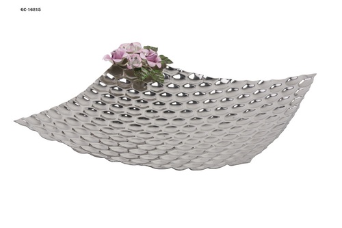 सजावट के साथ सिल्वर प्लैटर