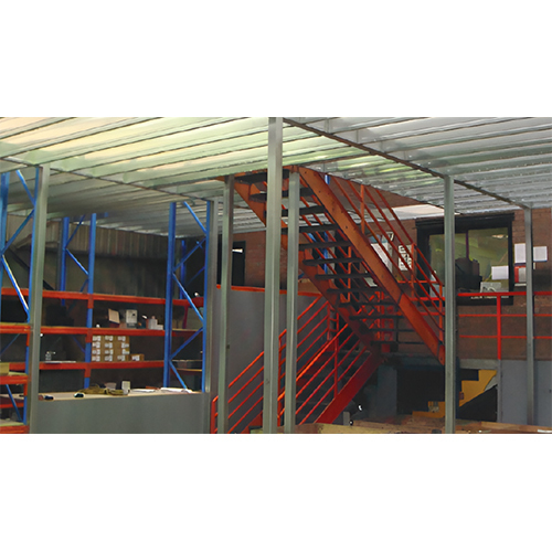 औद्योगिक भवन जिसमें mezzanines हैं