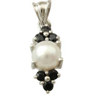 एक्सेंट स्टो के रूप में काले ओनिक्स के साथ पर्ल पेंडेंट डिज़ाइन