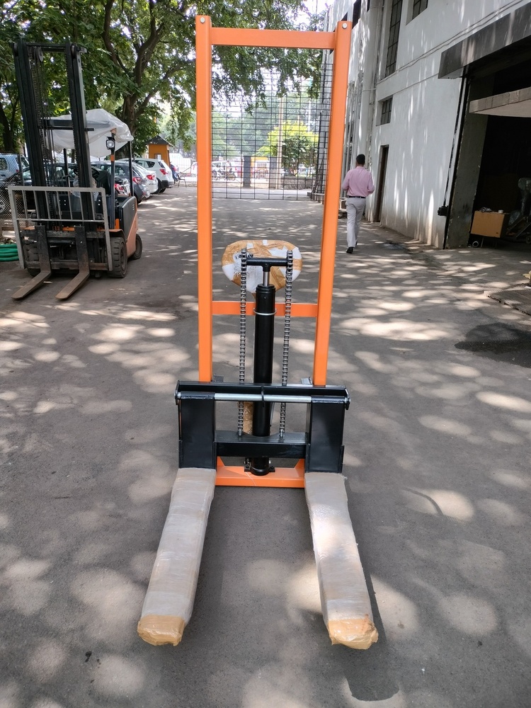Manual Hydraulic Stacker - Color: Yellow And Black