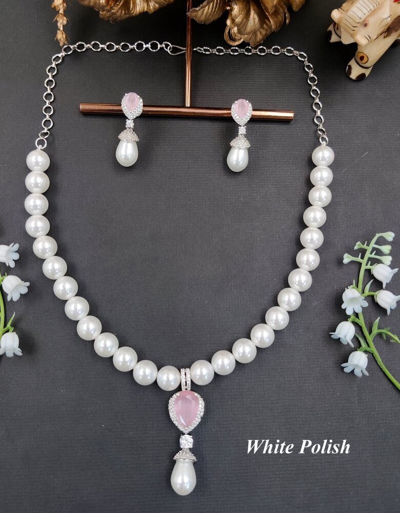 AD Glamorous Pearl Necklace