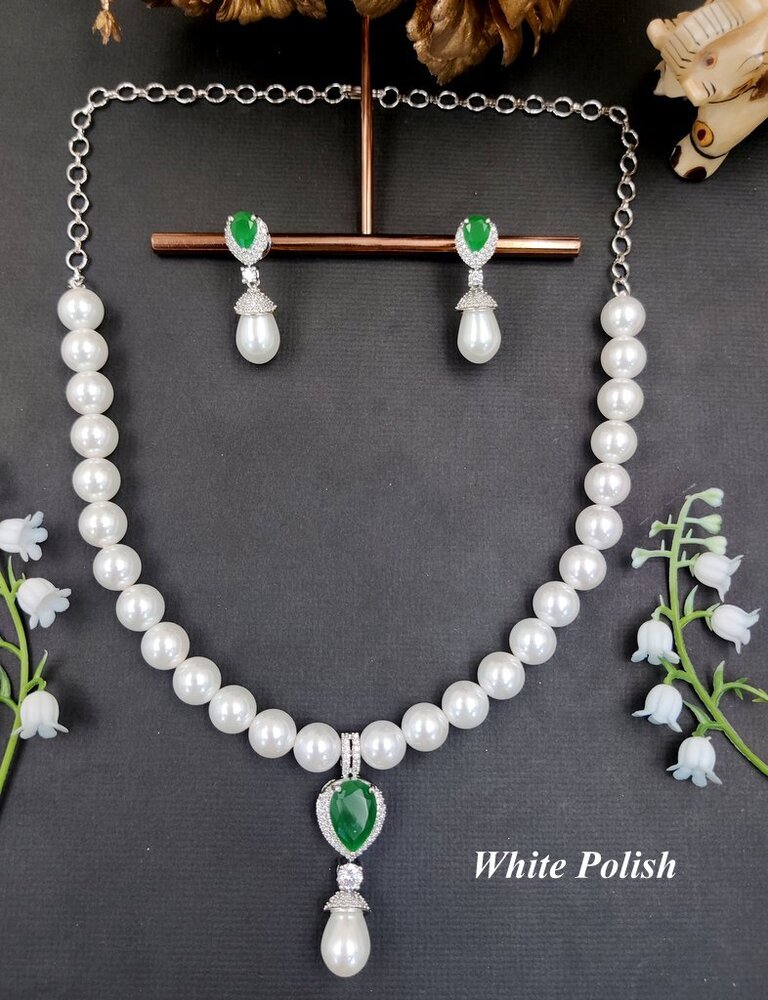 AD Glamorous Pearl Necklace